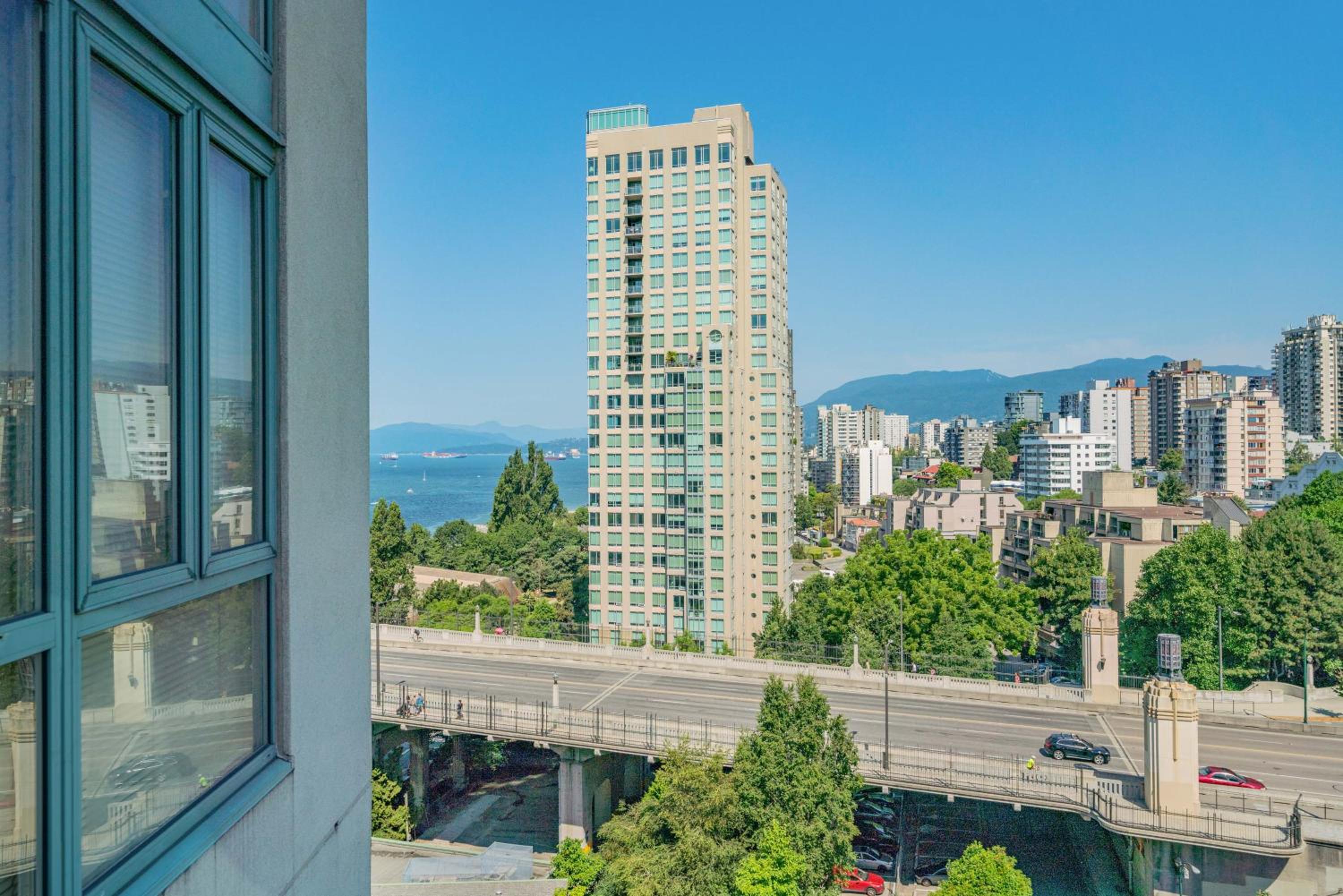 Sunset Beach Walk 2BD+2BA+1PRK Yaletown view 5