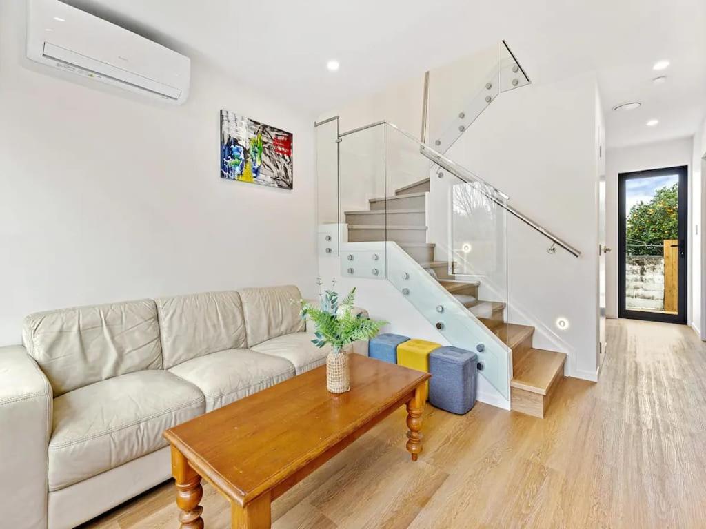 Stunning Three Bedroom Townhouse with Free Parking view 2