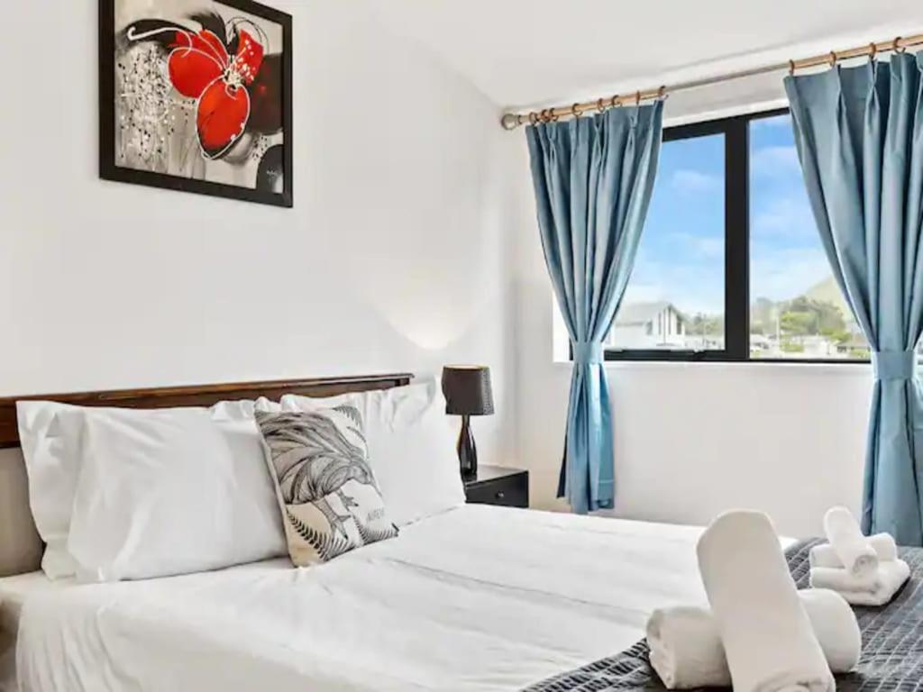 Stunning Three Bedroom Townhouse with Free Parking view 4