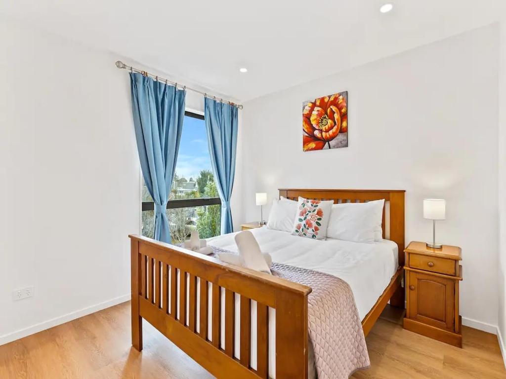 Stunning Three Bedroom Townhouse with Free Parking view 5