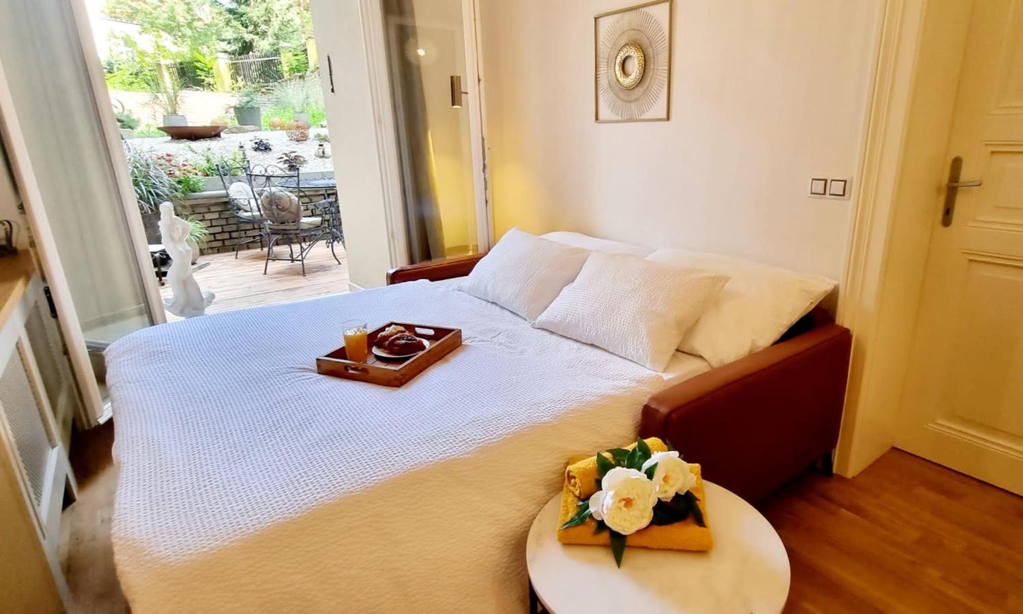 Amazing flat with garden, Vinohrady near center