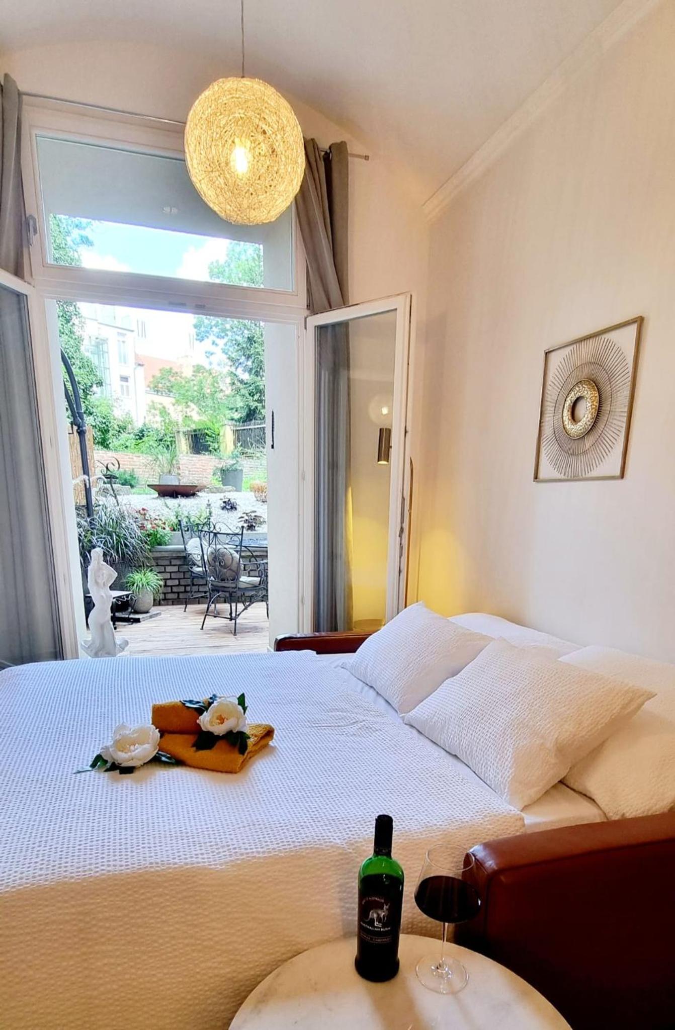 Amazing flat with garden, Vinohrady near center