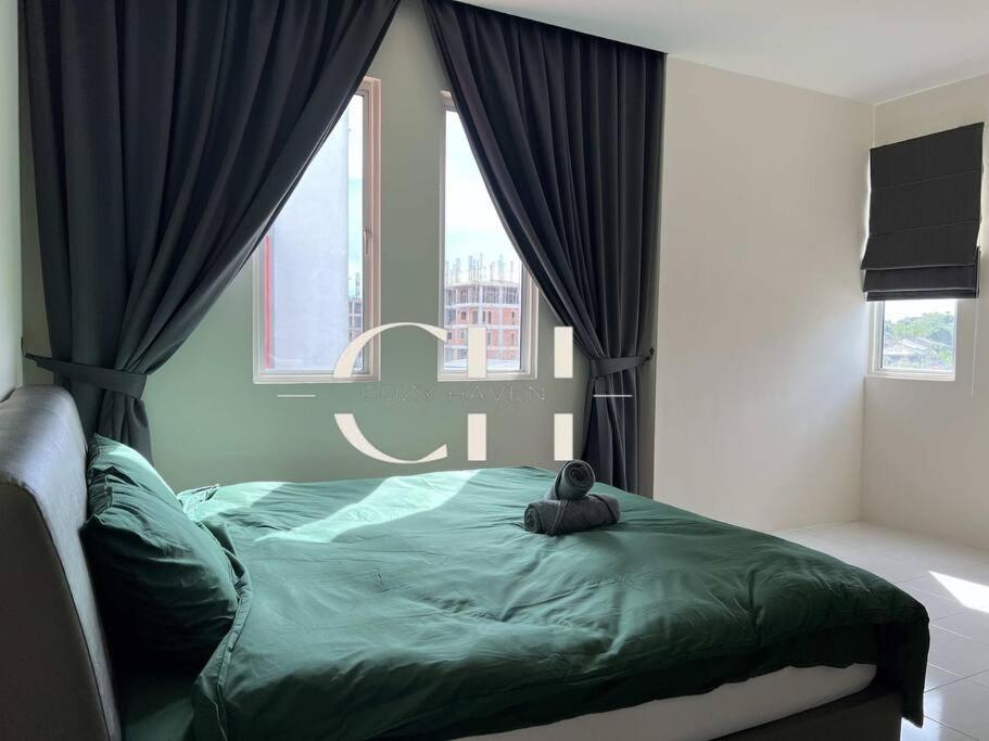 King bed Kuching Stutong Heights Apartment Nearby Airport photo 5