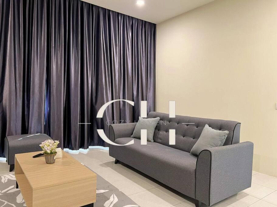King bed Kuching Stutong Heights Apartment Nearby Airport photo 7
