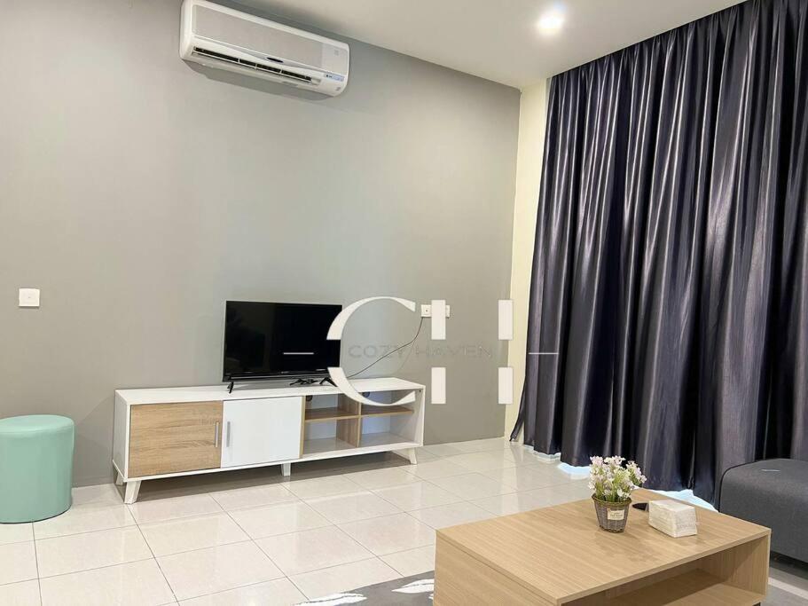 King bed Kuching Stutong Heights Apartment Nearby Airport photo 8