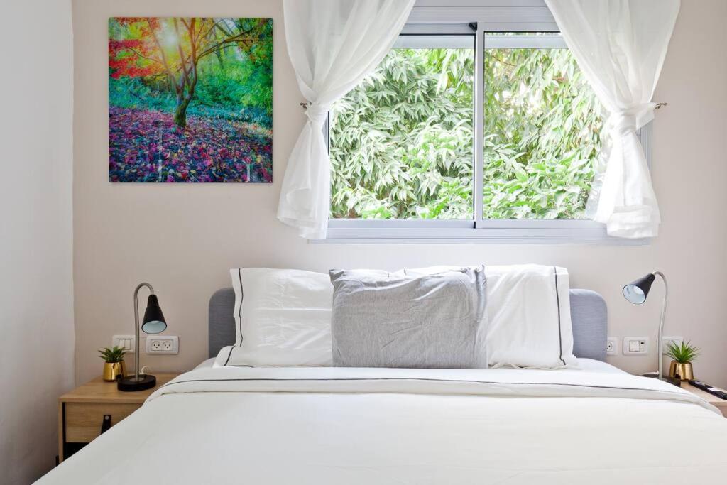 Beautifully Renovated 2BR with Balcony Beachfront* view 3