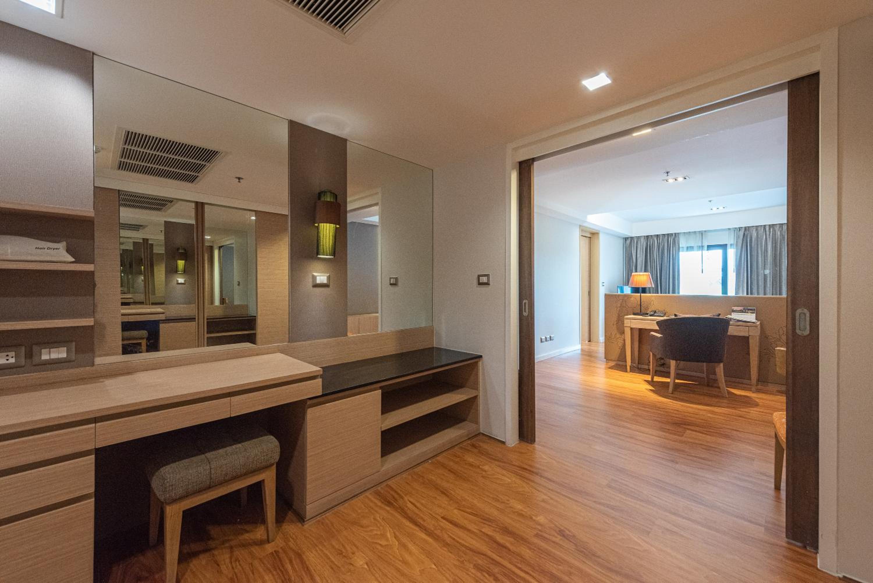 Summit Windmill Golf Suite Hotel at Suvarnabhumi