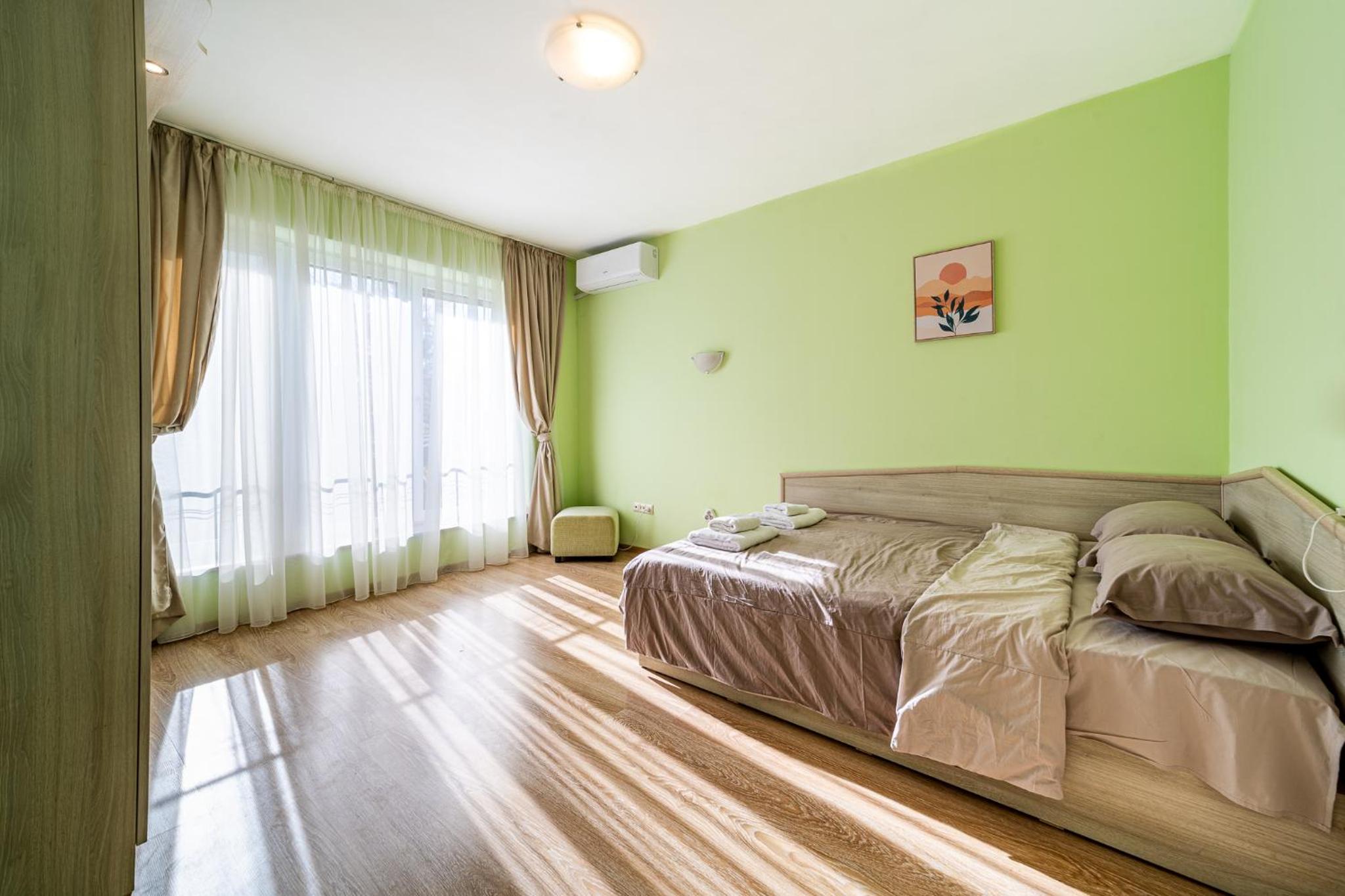 Sunny and Quiet 2bdr Central Apartment view 3