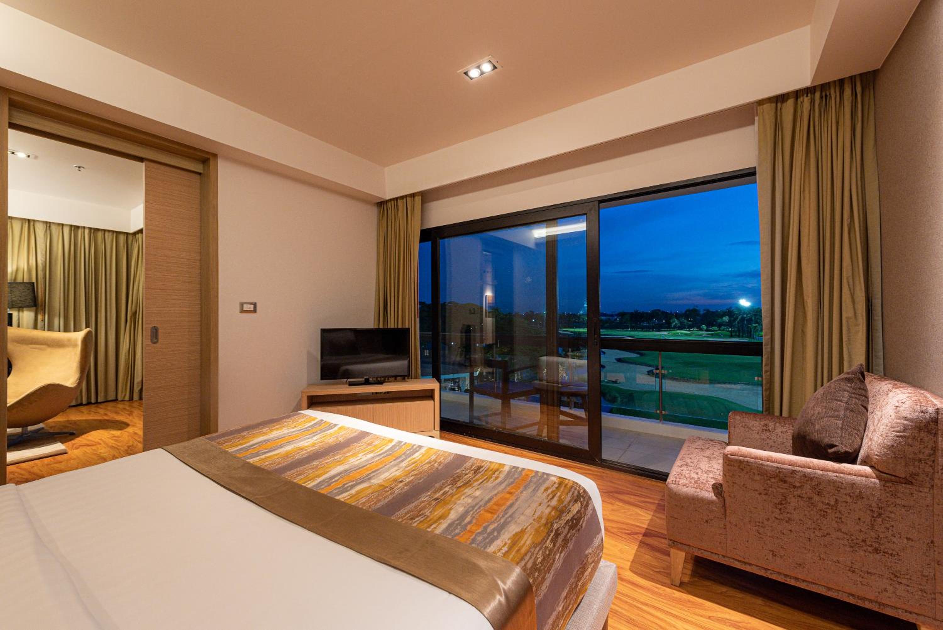 Summit Windmill Golf Suite Hotel at Suvarnabhumi
