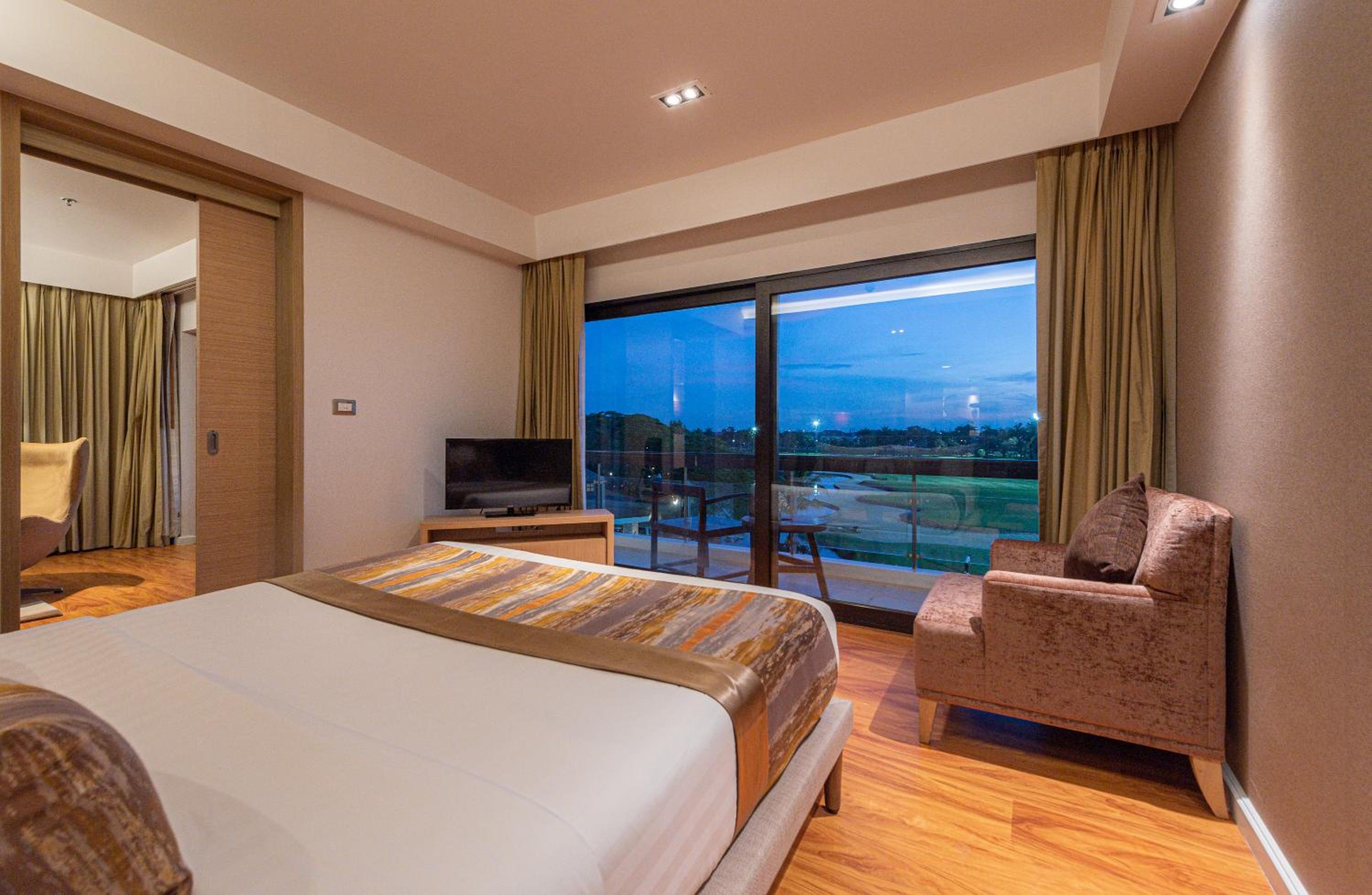 Summit Windmill Golf Suite Hotel at Suvarnabhumi