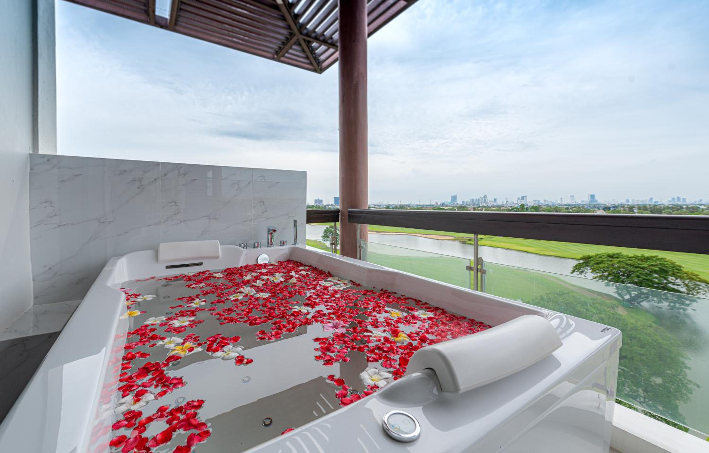 Summit Windmill Golf Suite Hotel at Suvarnabhumi
