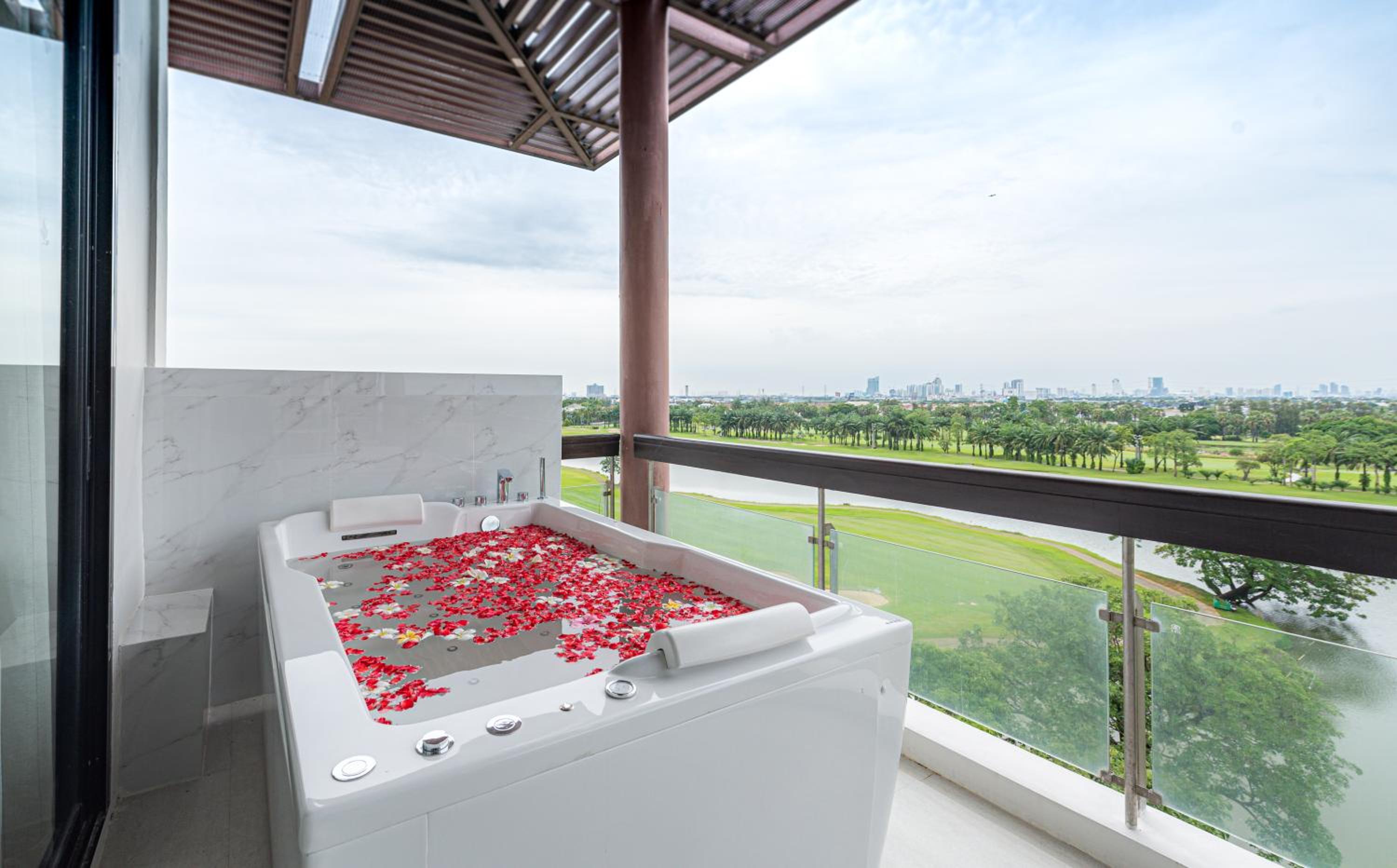 Summit Windmill Golf Suite Hotel at Suvarnabhumi