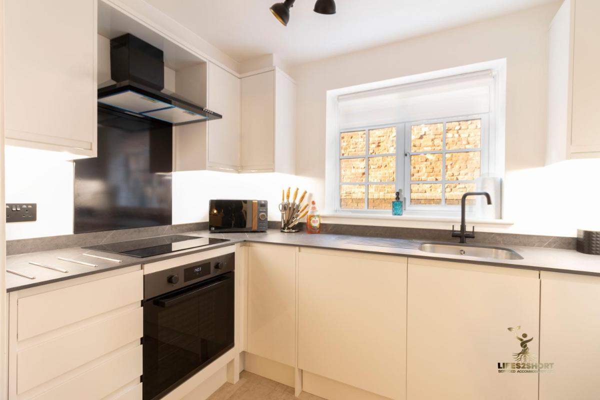 Spacious City Centre Apt Near Cathedral view 3