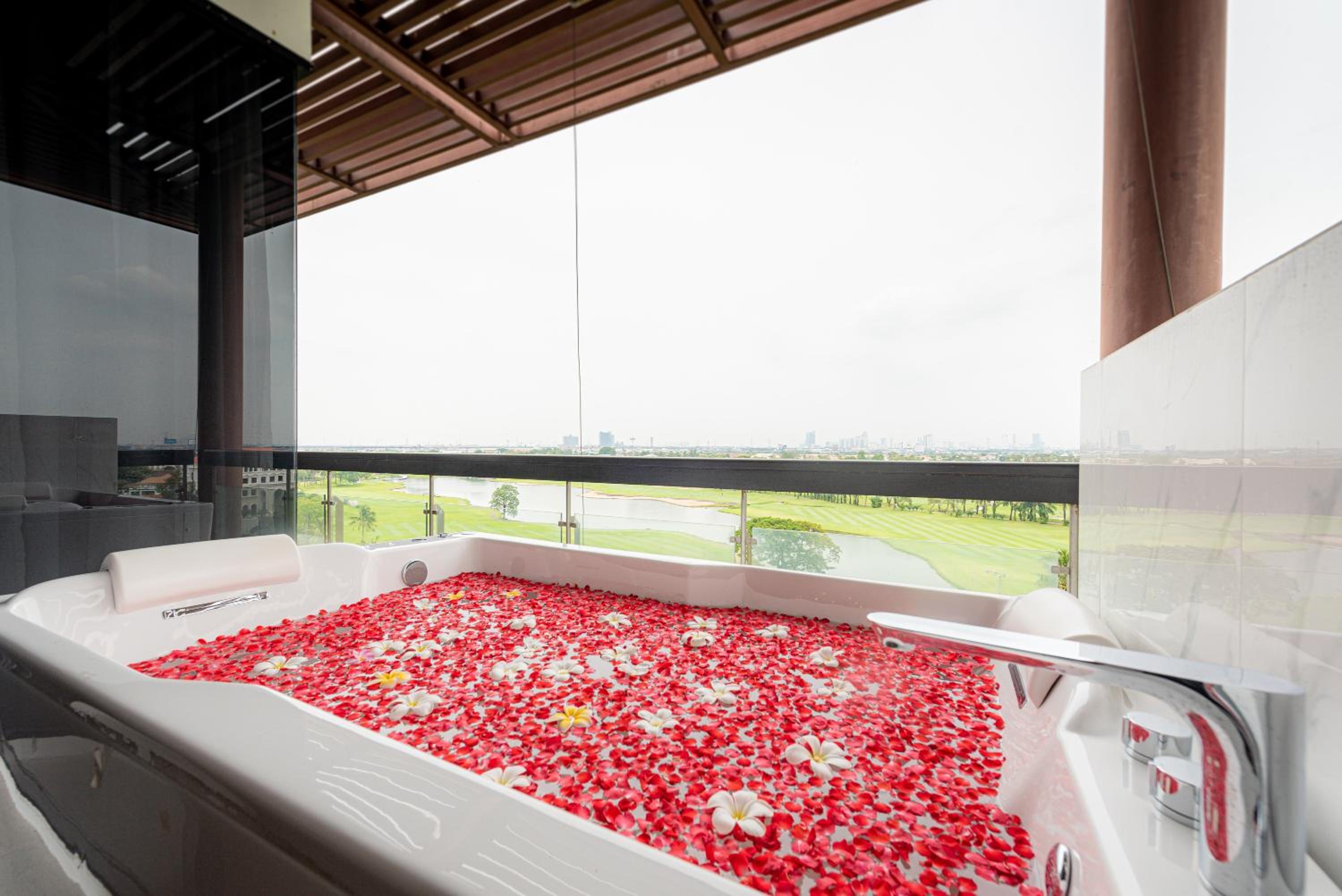 Summit Windmill Golf Suite Hotel at Suvarnabhumi