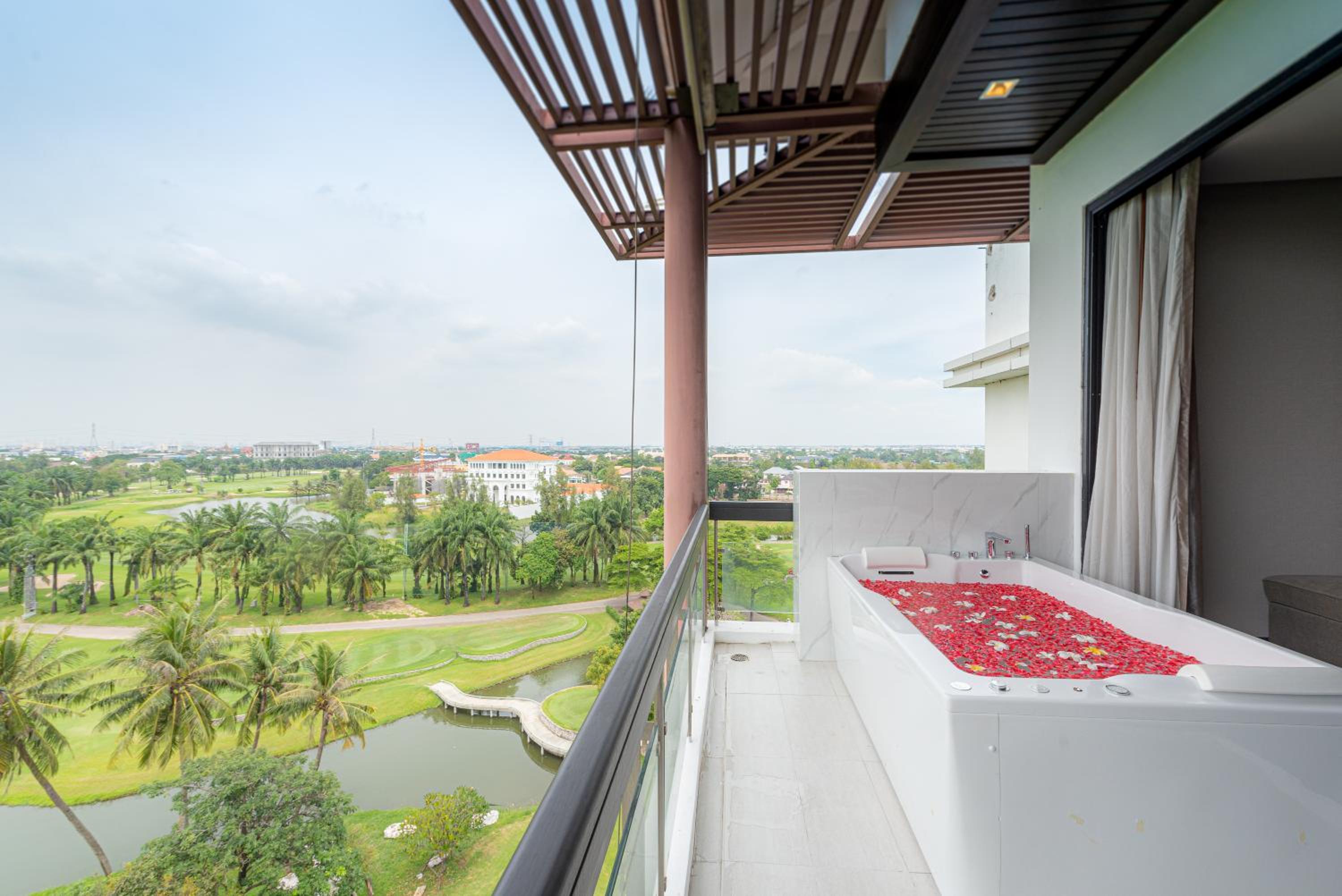 Summit Windmill Golf Suite Hotel at Suvarnabhumi