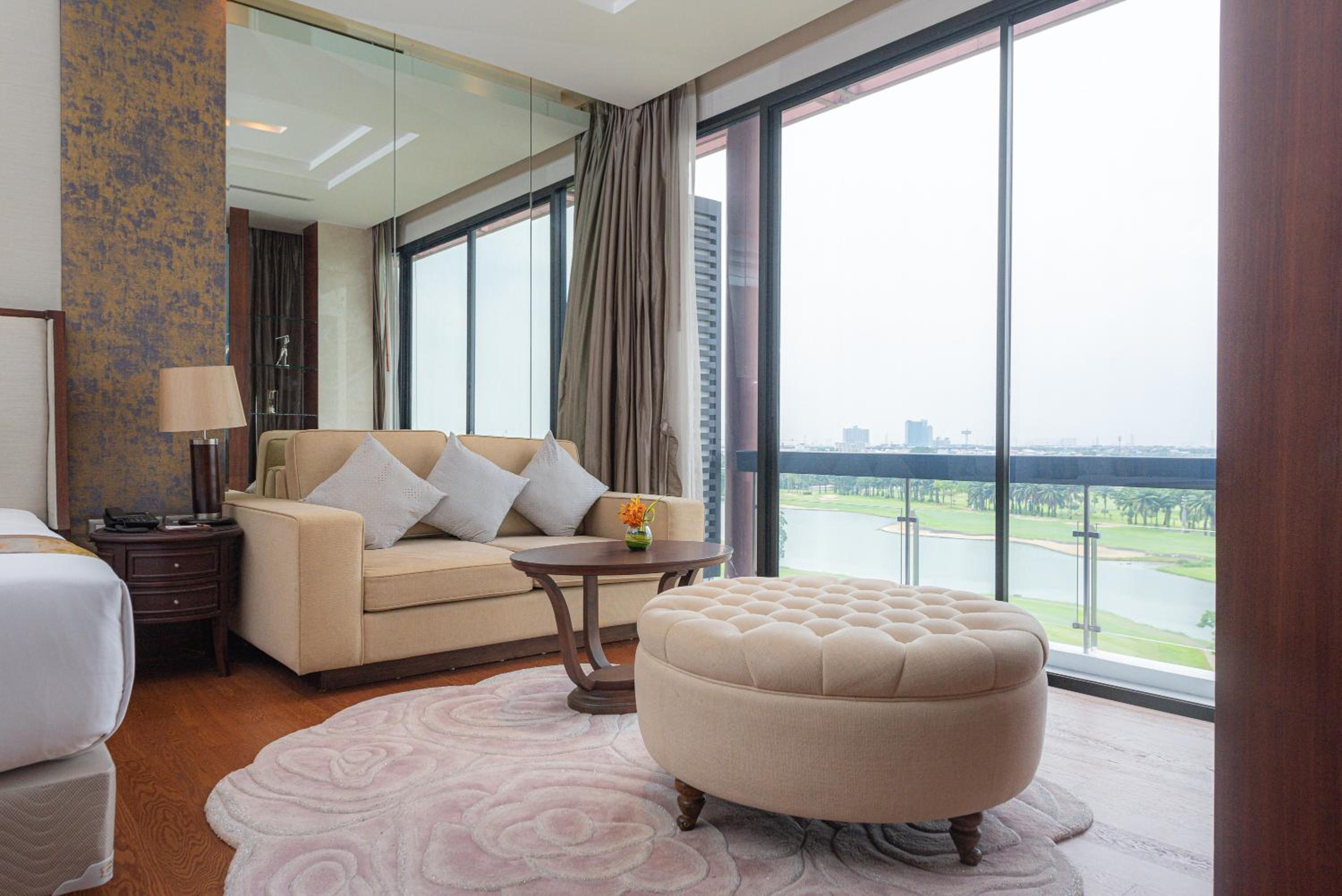 Summit Windmill Golf Suite Hotel at Suvarnabhumi