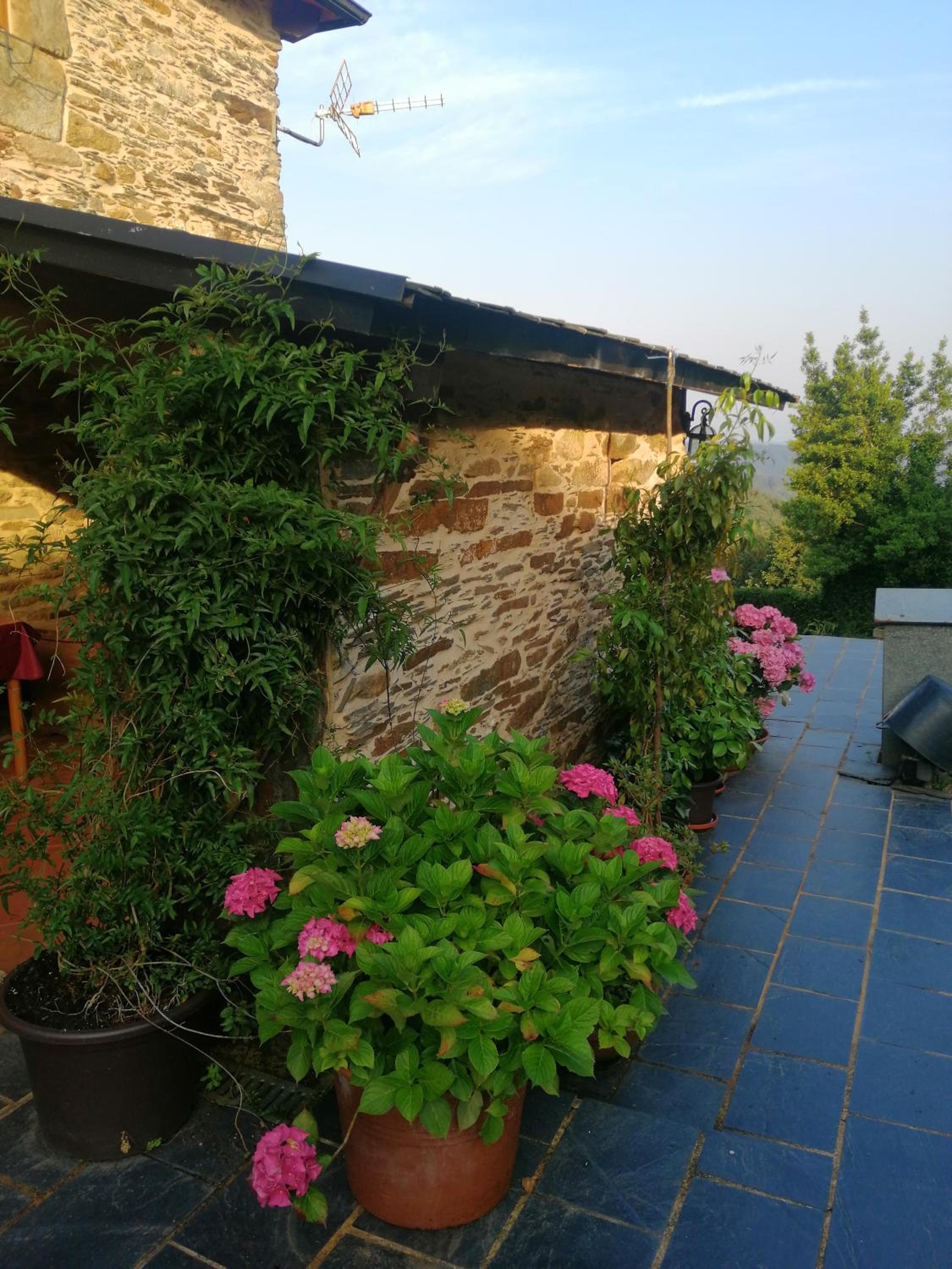 Casa de piedra en pequeña aldea de Ortigueira