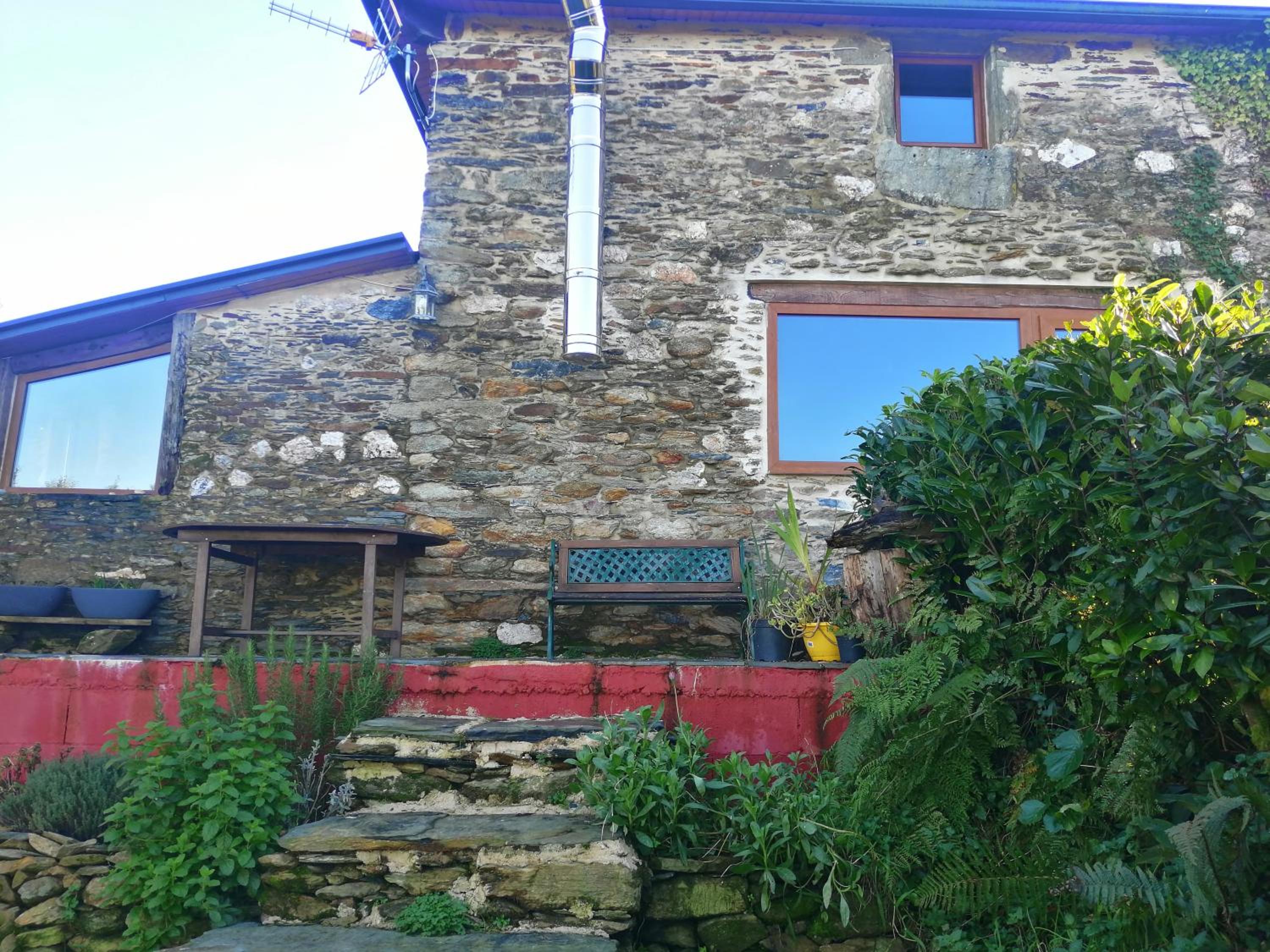 Casa de piedra en pequeña aldea de Ortigueira