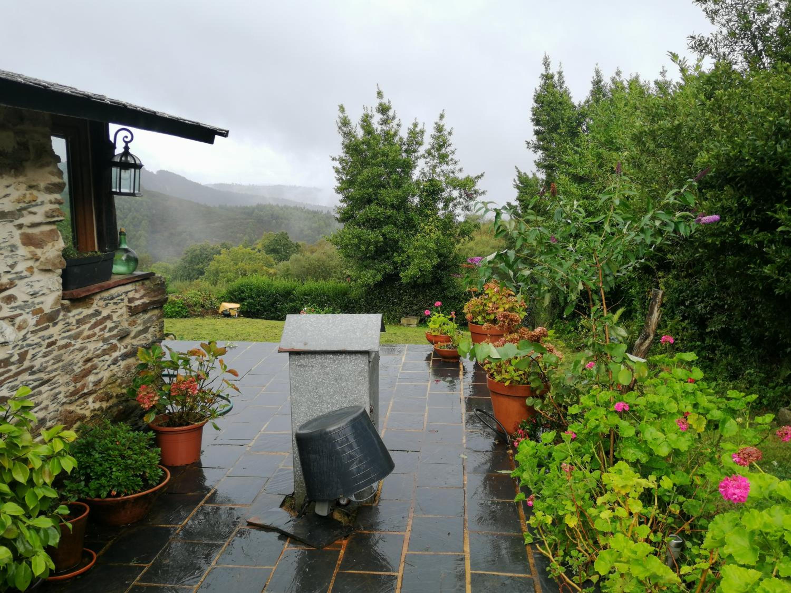 Casa de piedra en pequeña aldea de Ortigueira