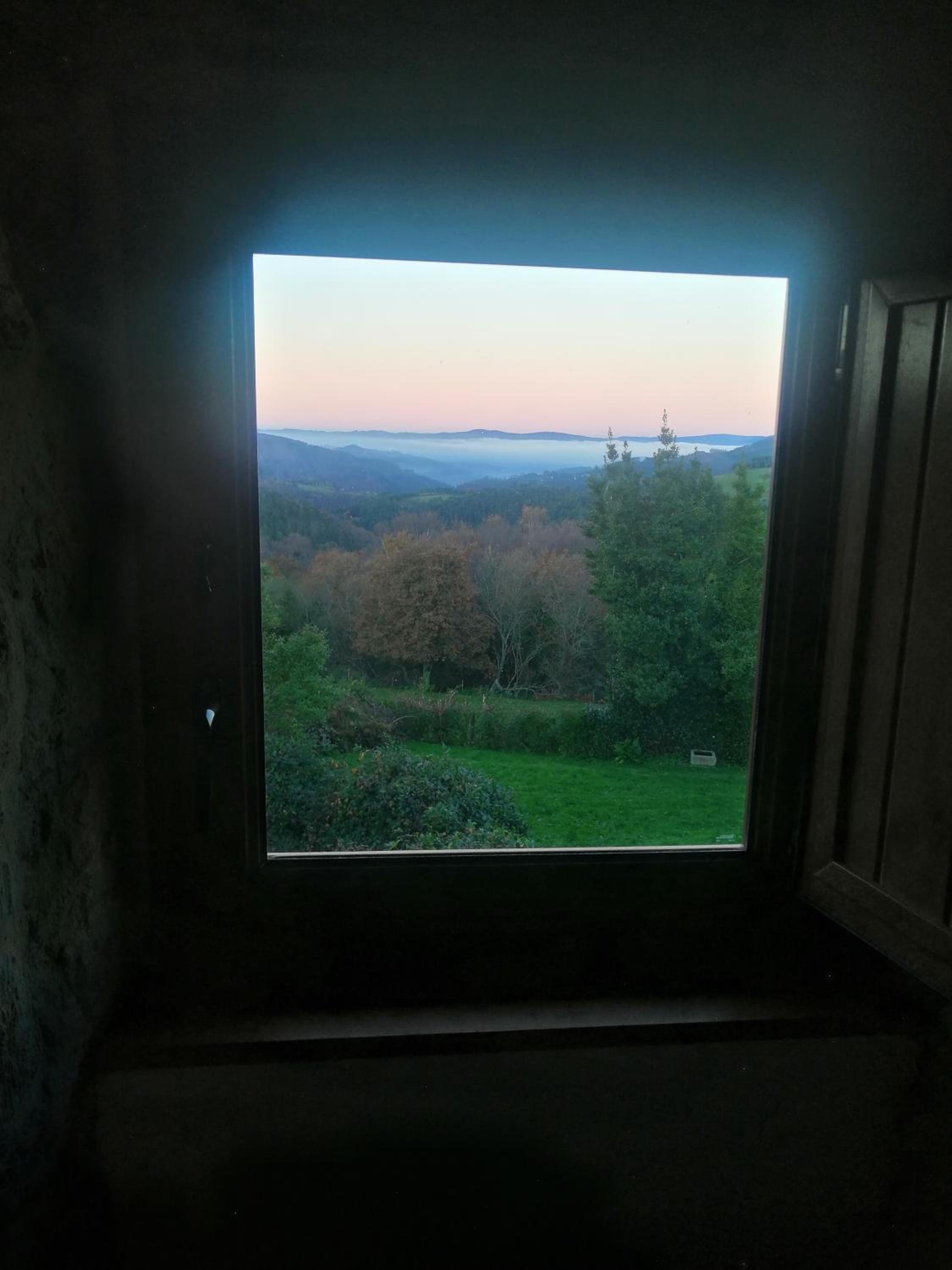 Casa de piedra en pequeña aldea de Ortigueira