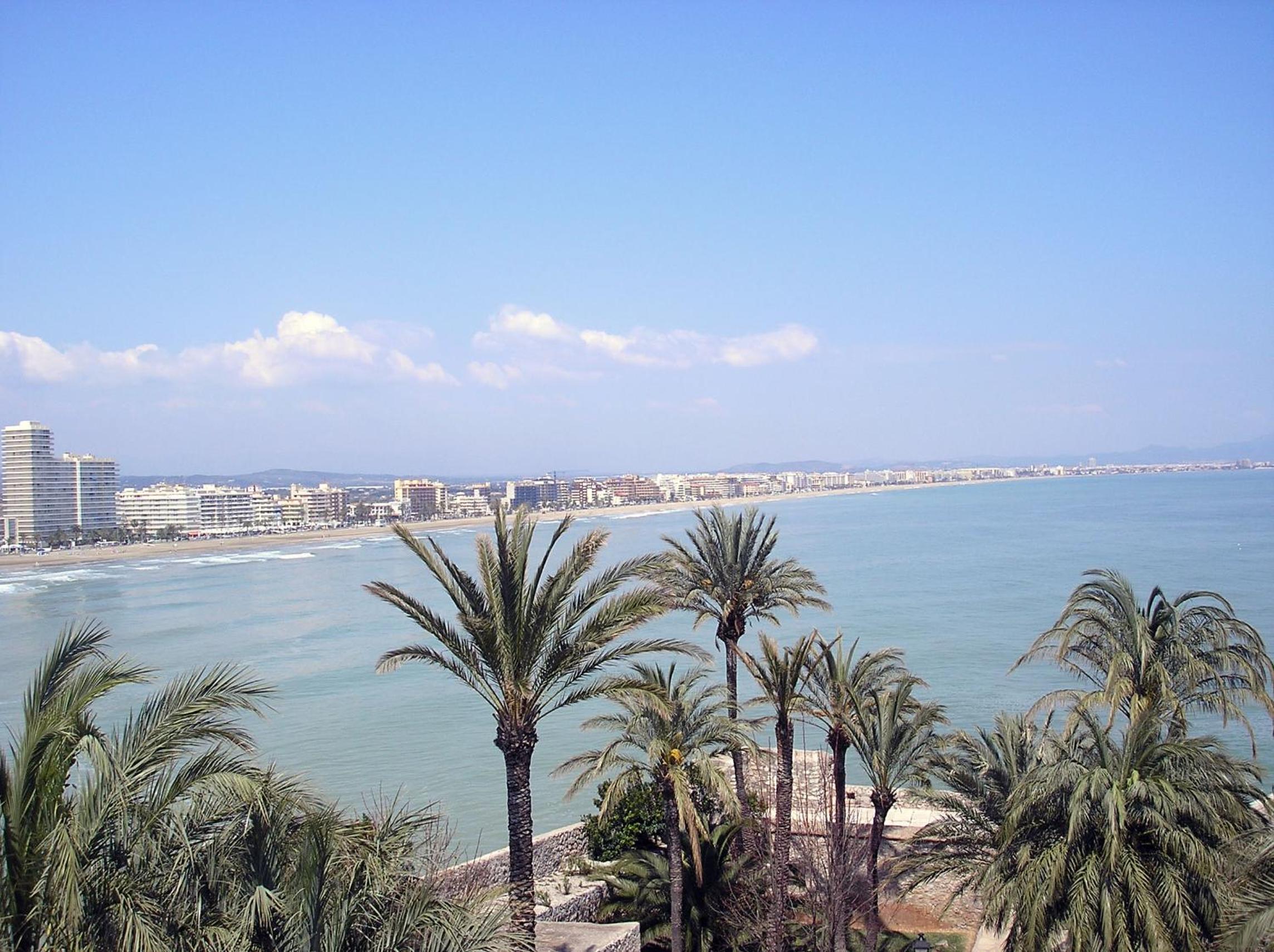 Apartamento con vistas al mar, tres dormitorios y plaza de parking gratis