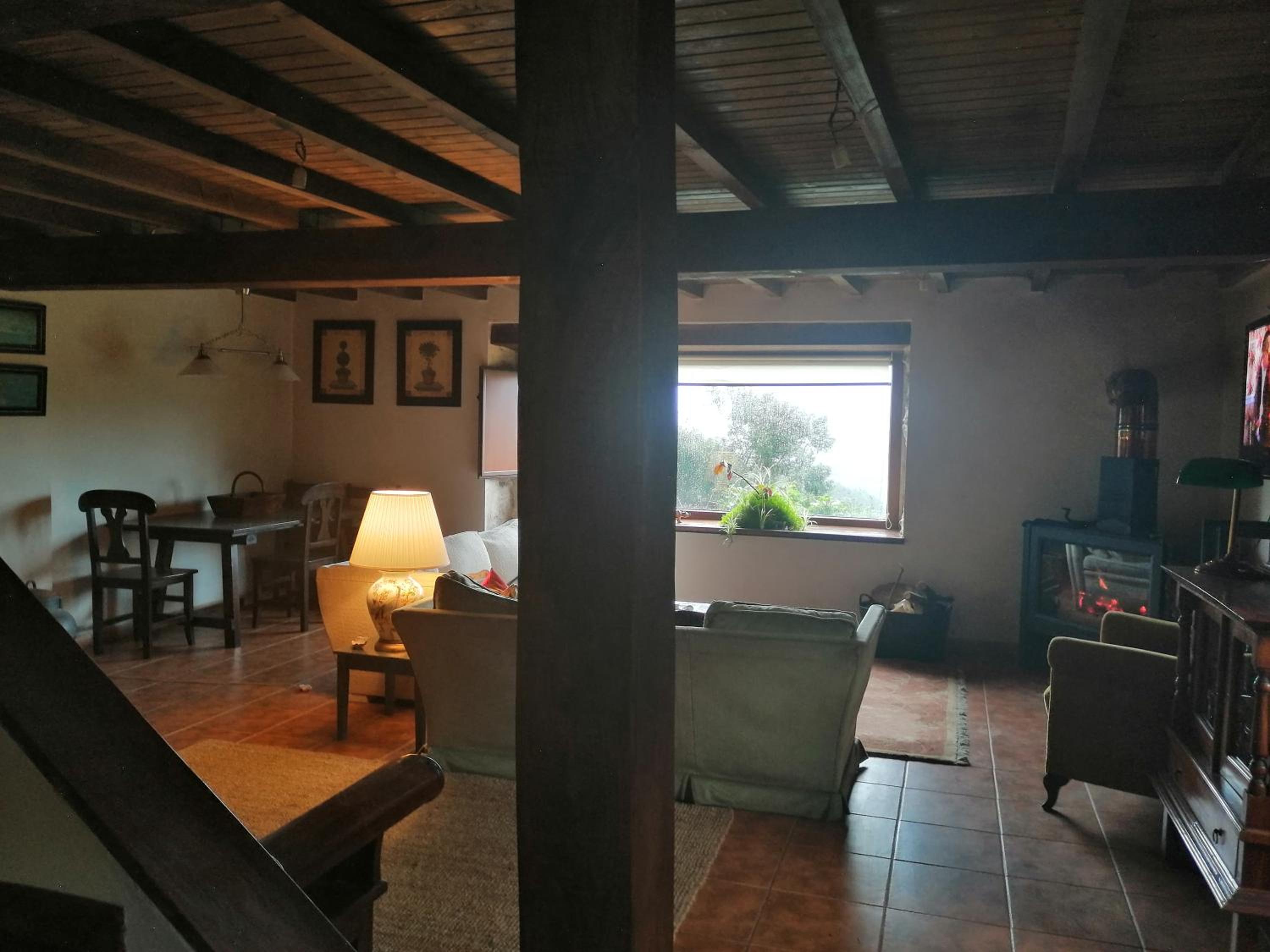 Casa de piedra en pequeña aldea de Ortigueira