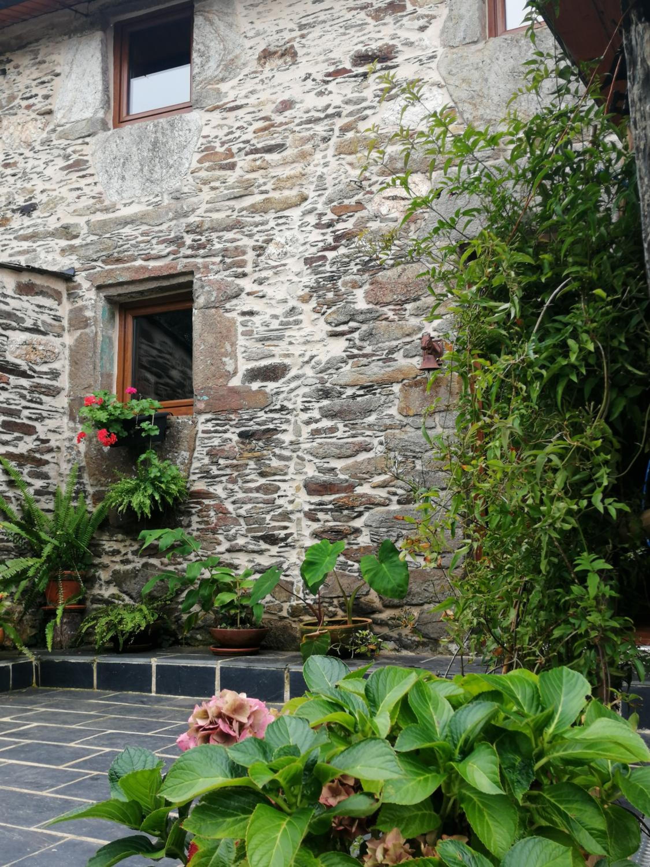 Casa de piedra en pequeña aldea de Ortigueira