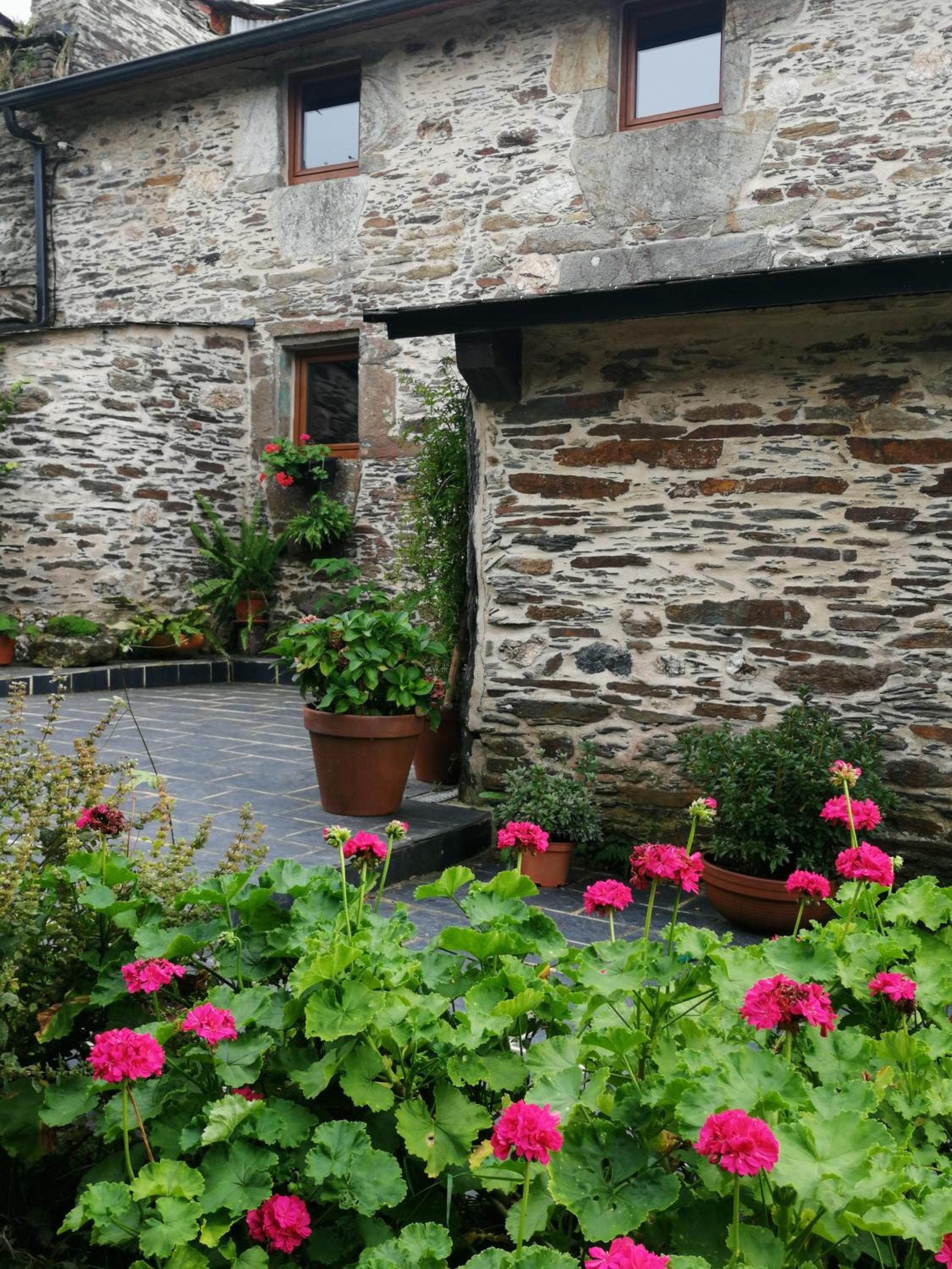 Casa de piedra en pequeña aldea de Ortigueira