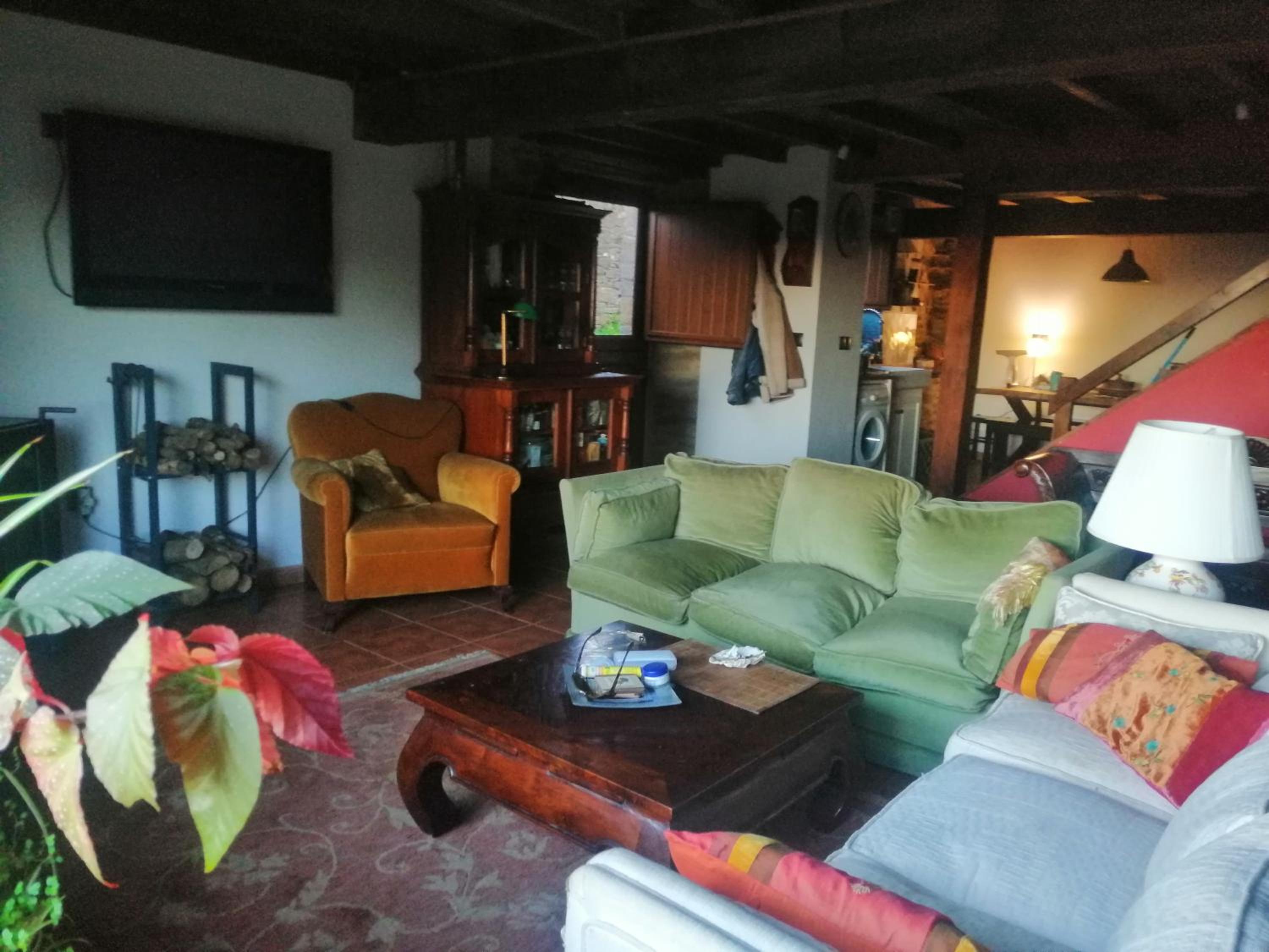 Casa de piedra en pequeña aldea de Ortigueira
