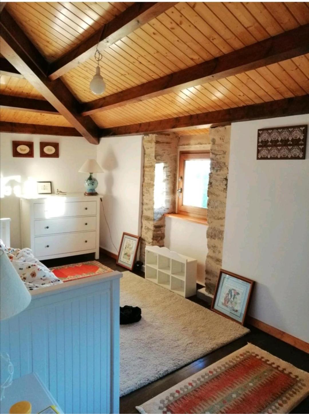 Casa de piedra en pequeña aldea de Ortigueira