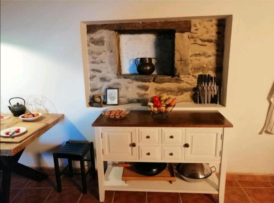 Casa de piedra en pequeña aldea de Ortigueira