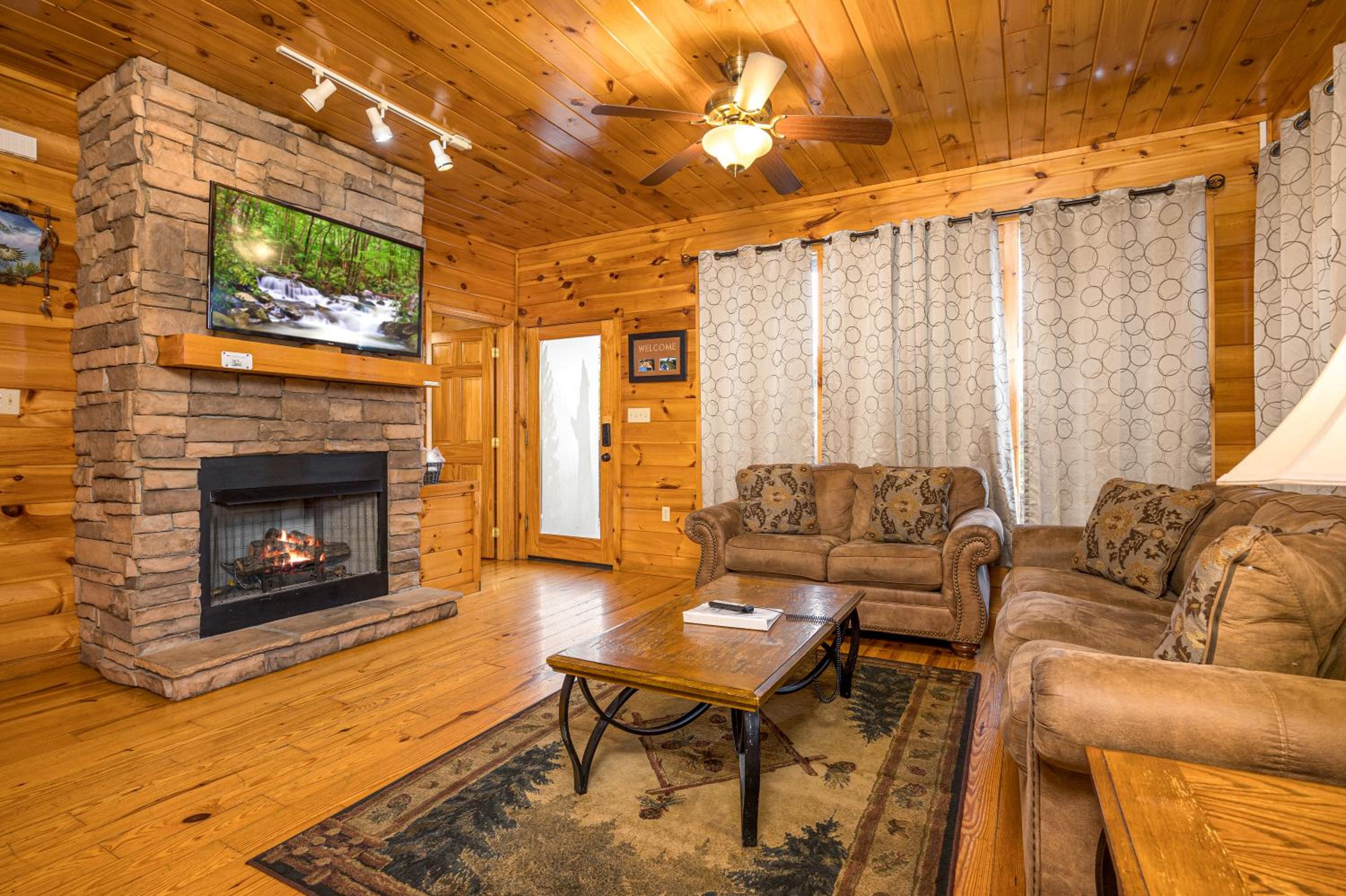 Eagles Haven Lodge, 5 bed, 4 bath, great for groups, game room, hot tub, Wi-Fi, grills, easy roads view 5