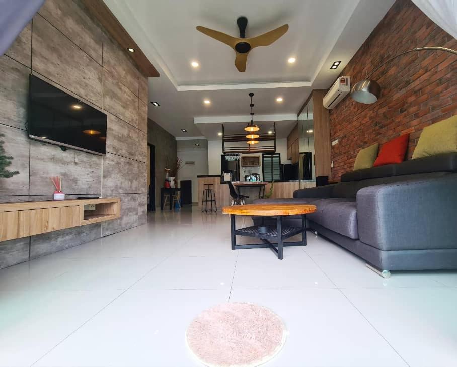 Palazio Mount Austin Modern Stylish 3 bedrooms balcony pool view high floor by GDRAGON HomeStay