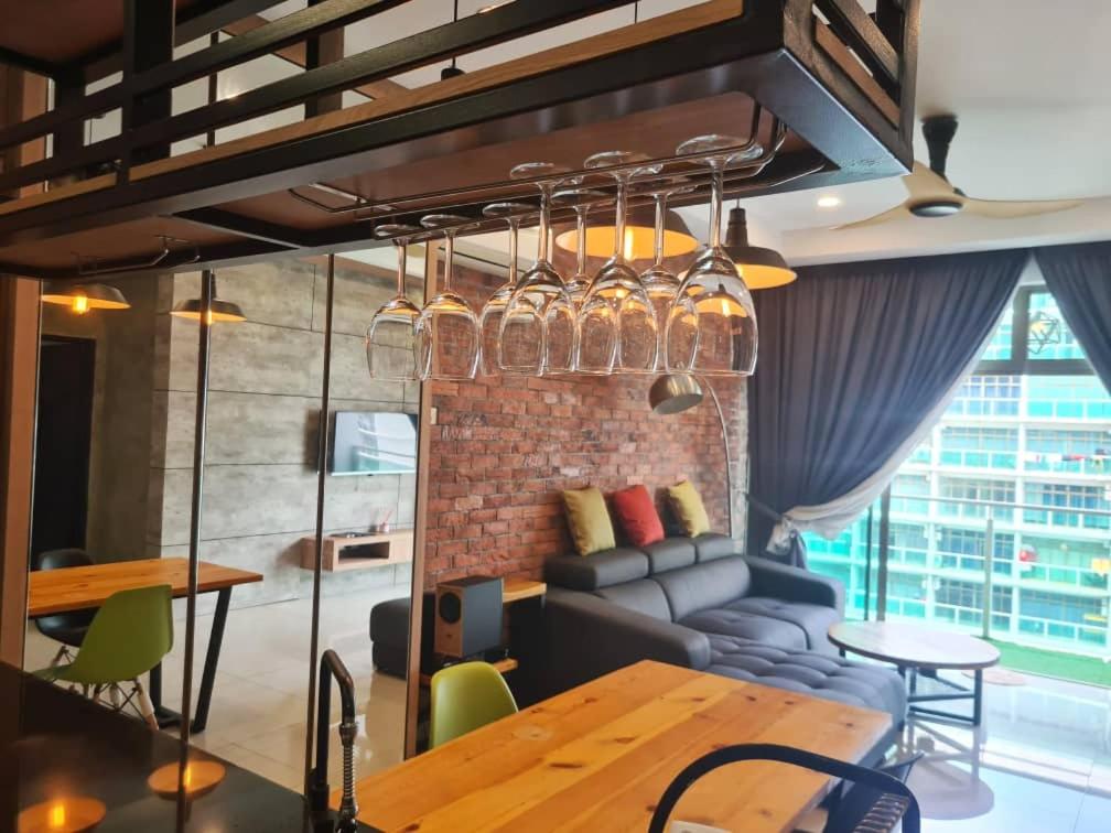 Palazio Mount Austin Modern Stylish 3 bedrooms balcony pool view high floor by GDRAGON HomeStay