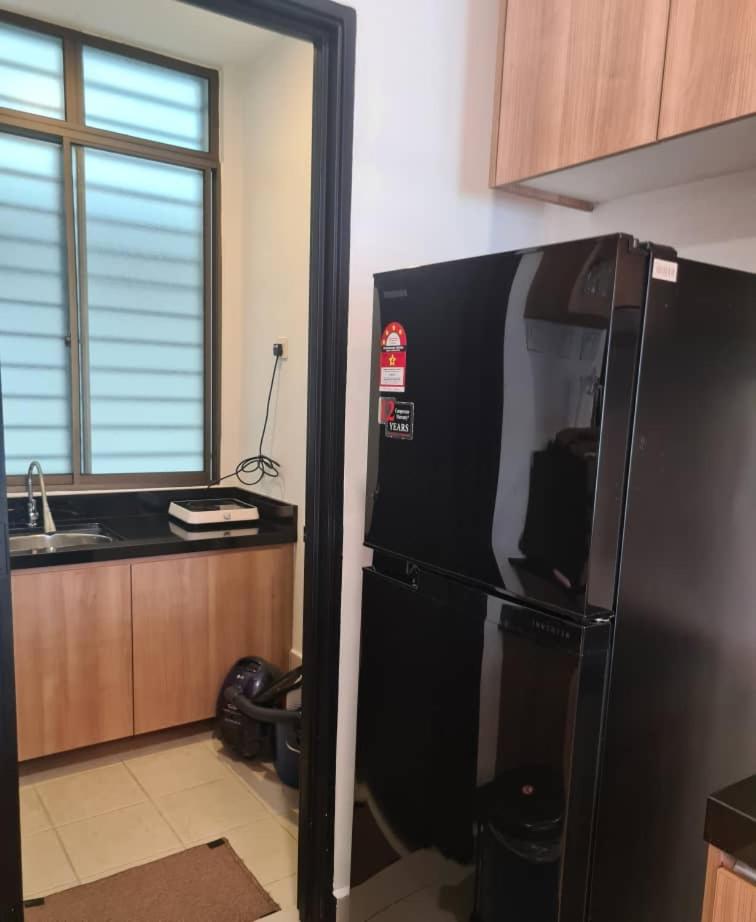 Palazio Mount Austin Modern Stylish 3 bedrooms balcony pool view high floor by GDRAGON HomeStay