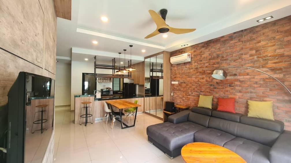 Palazio Mount Austin Modern Stylish 3 bedrooms balcony pool view high floor by GDRAGON HomeStay photo 1