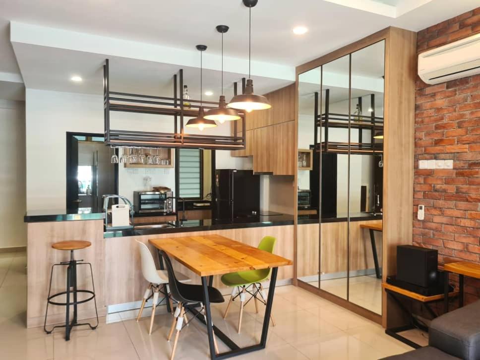 Palazio Mount Austin Modern Stylish 3 bedrooms balcony pool view high floor by GDRAGON HomeStay