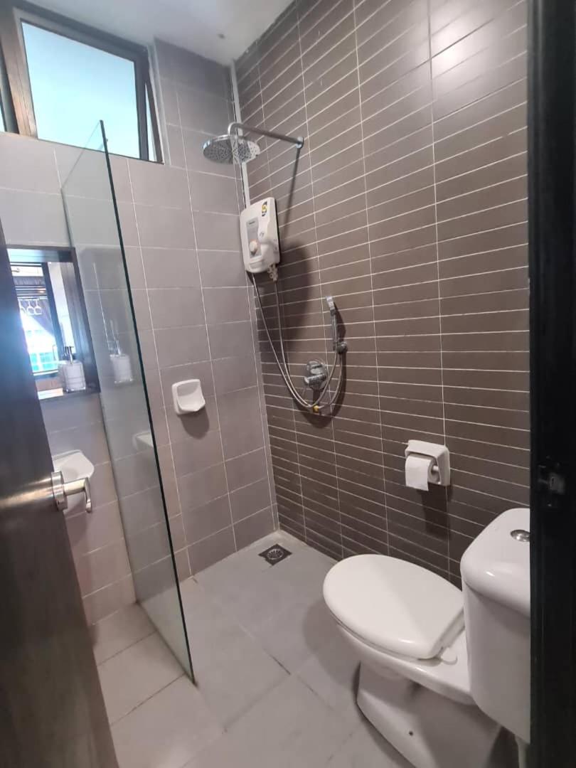Palazio Mount Austin Modern Stylish 3 bedrooms balcony pool view high floor by GDRAGON HomeStay photo 8