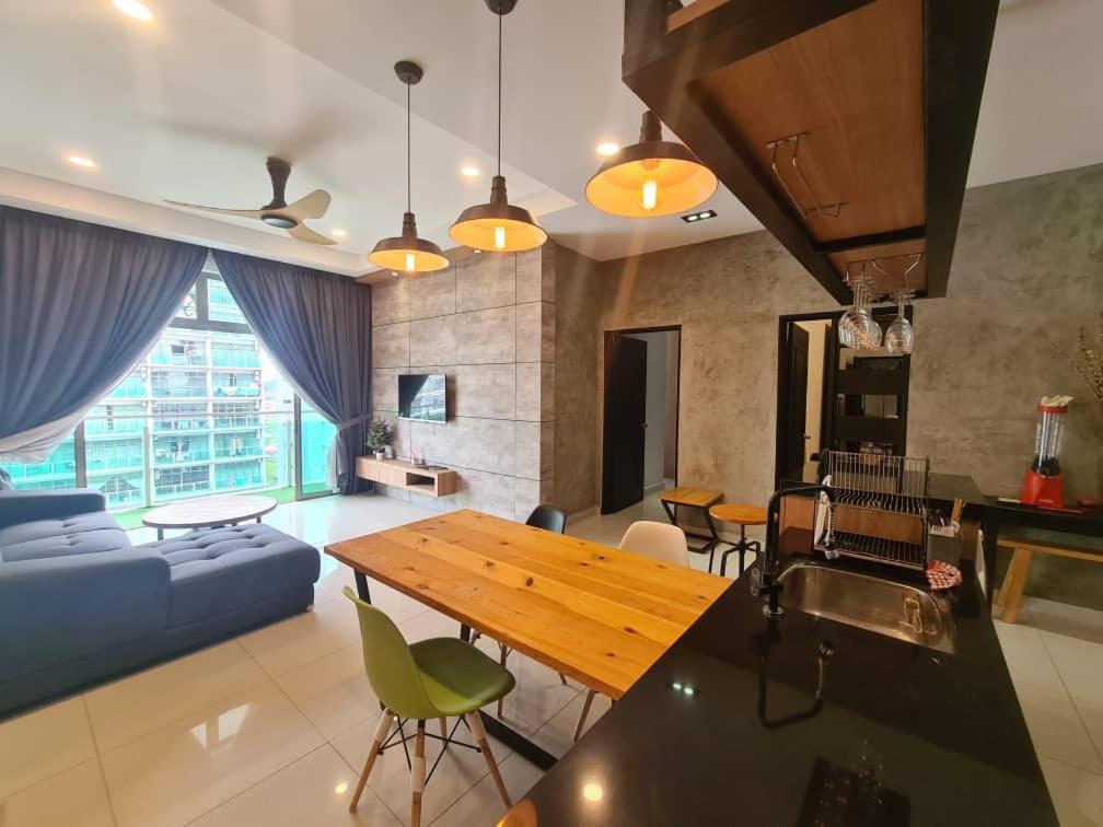 Palazio Mount Austin Modern Stylish 3 bedrooms balcony pool view high floor by GDRAGON HomeStay photo 7