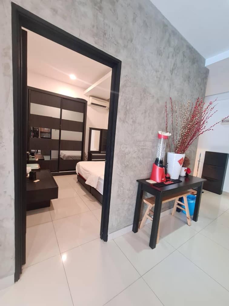 Palazio Mount Austin Modern Stylish 3 bedrooms balcony pool view high floor by GDRAGON HomeStay photo 6