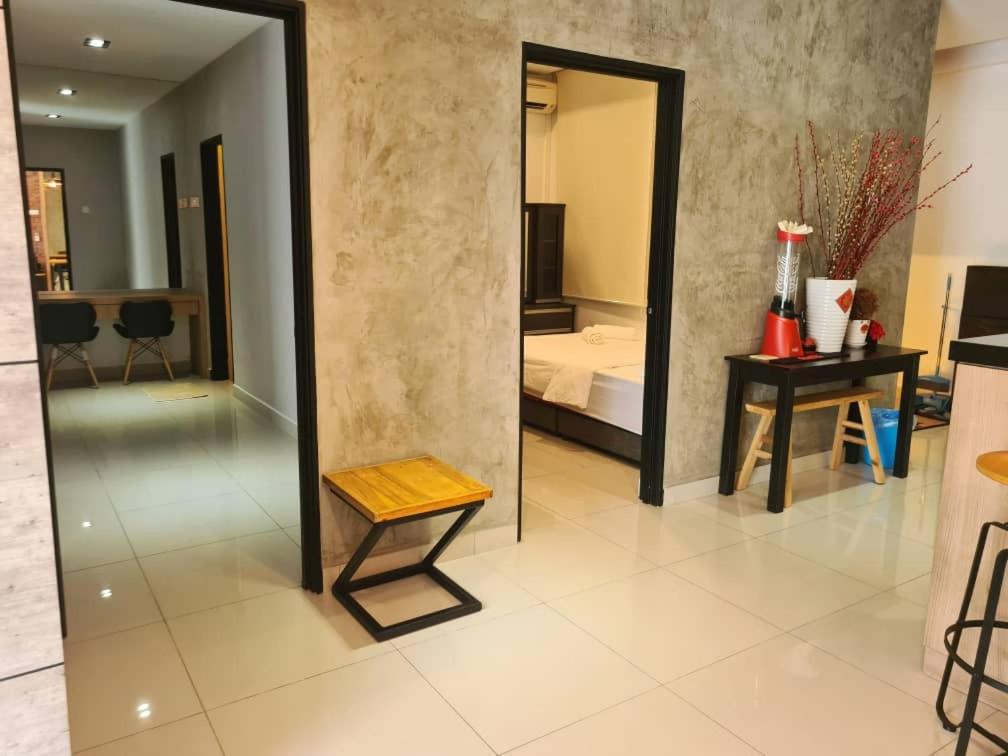 Palazio Mount Austin Modern Stylish 3 bedrooms balcony pool view high floor by GDRAGON HomeStay photo 5