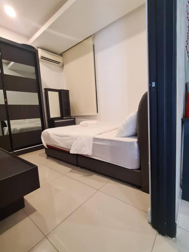 Palazio Mount Austin Modern Stylish 3 bedrooms balcony pool view high floor by GDRAGON HomeStay photo 4