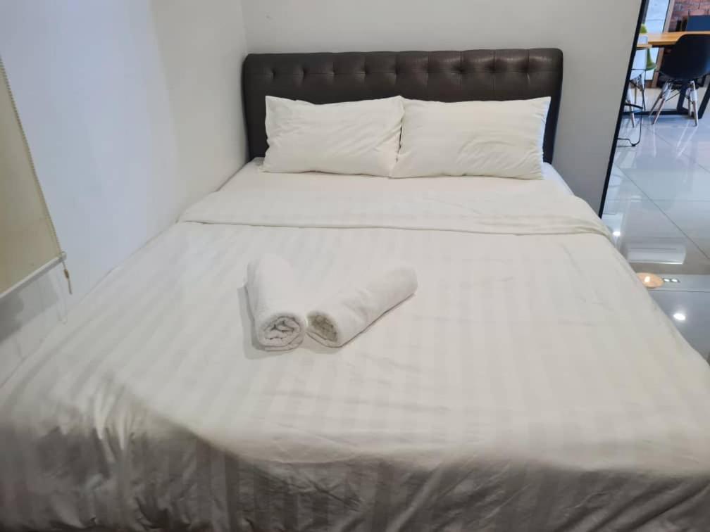Palazio Mount Austin Modern Stylish 3 bedrooms balcony pool view high floor by GDRAGON HomeStay photo 3