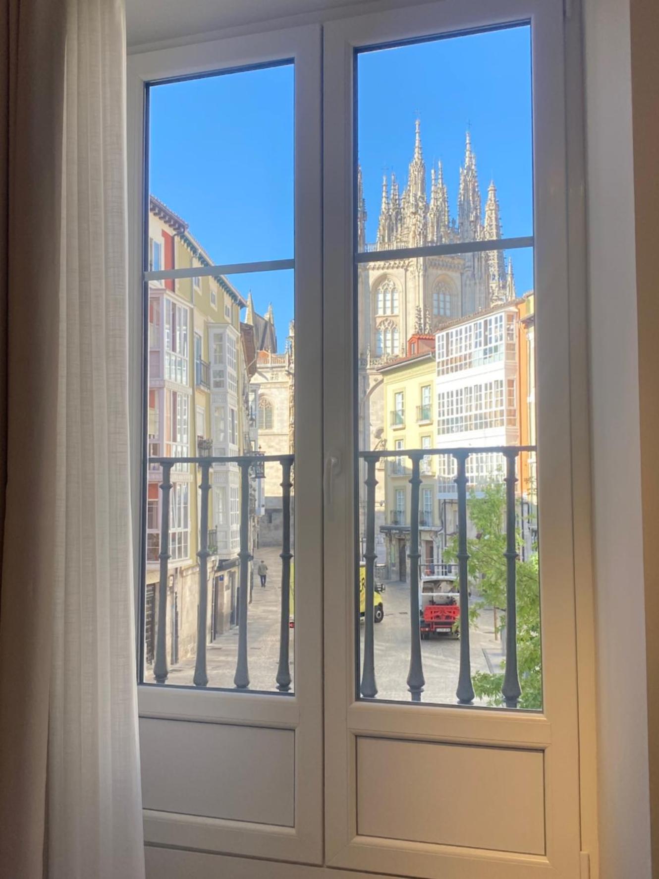 APARTAMENTOS LA FLORA BURGOS todos con aire acondicionado y ascensor