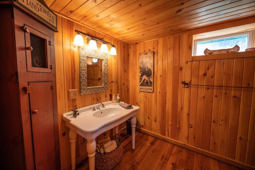 Luxe Log cabin with hot tub/spa/steam room! view 5