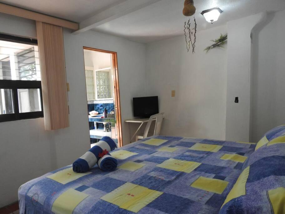 Habitación independiente a pie del lago con AC view 5