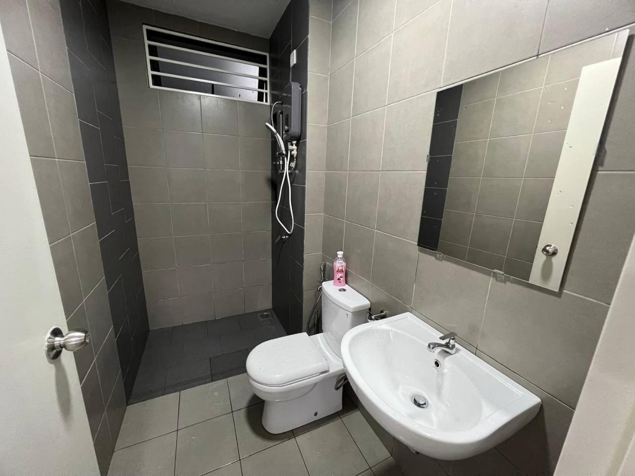Comfy Tokma's Home Bangi - FREE Wifi, Netflix, InfinityPool view 3