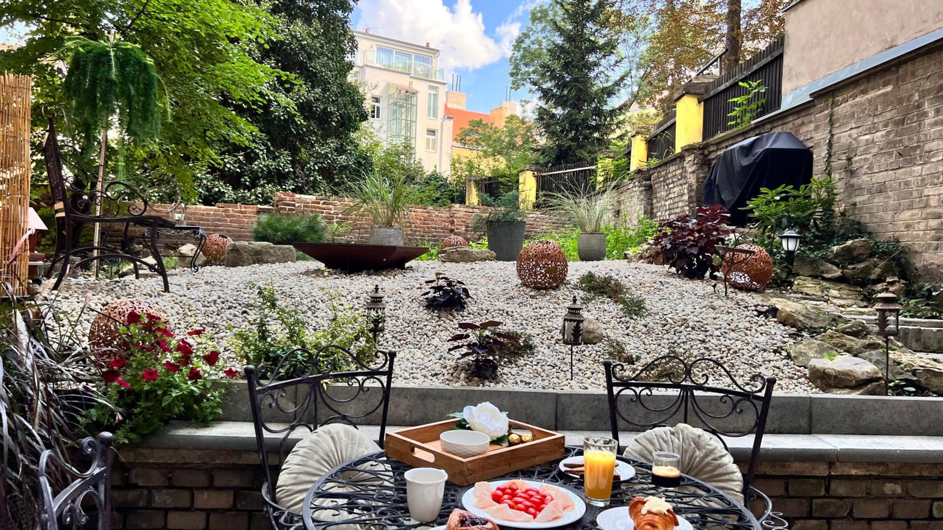 Amazing flat with garden, Vinohrady near center
