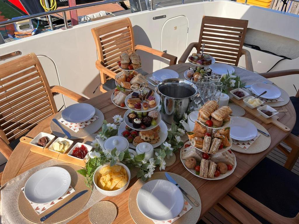 SUPERYACHT ON TOWN QUAY MARINA, SOUTHAMPTON - Very close to city centre and cruise terminals - free parking included view 4