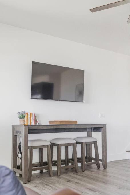 Shoreside 4b/4b walkout retreat with perfect sand view 2